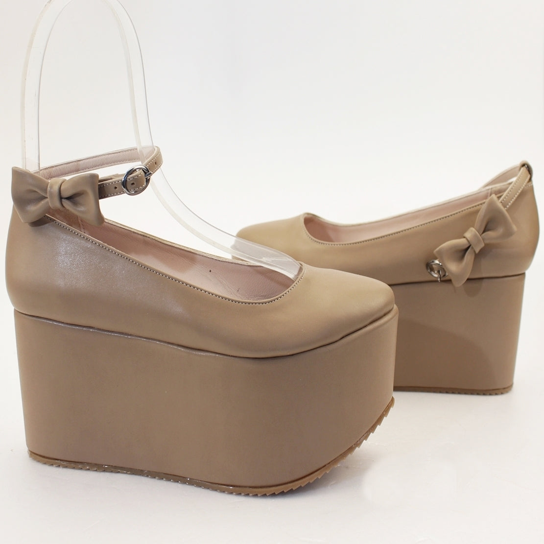 Flat wedge platform heel clearance