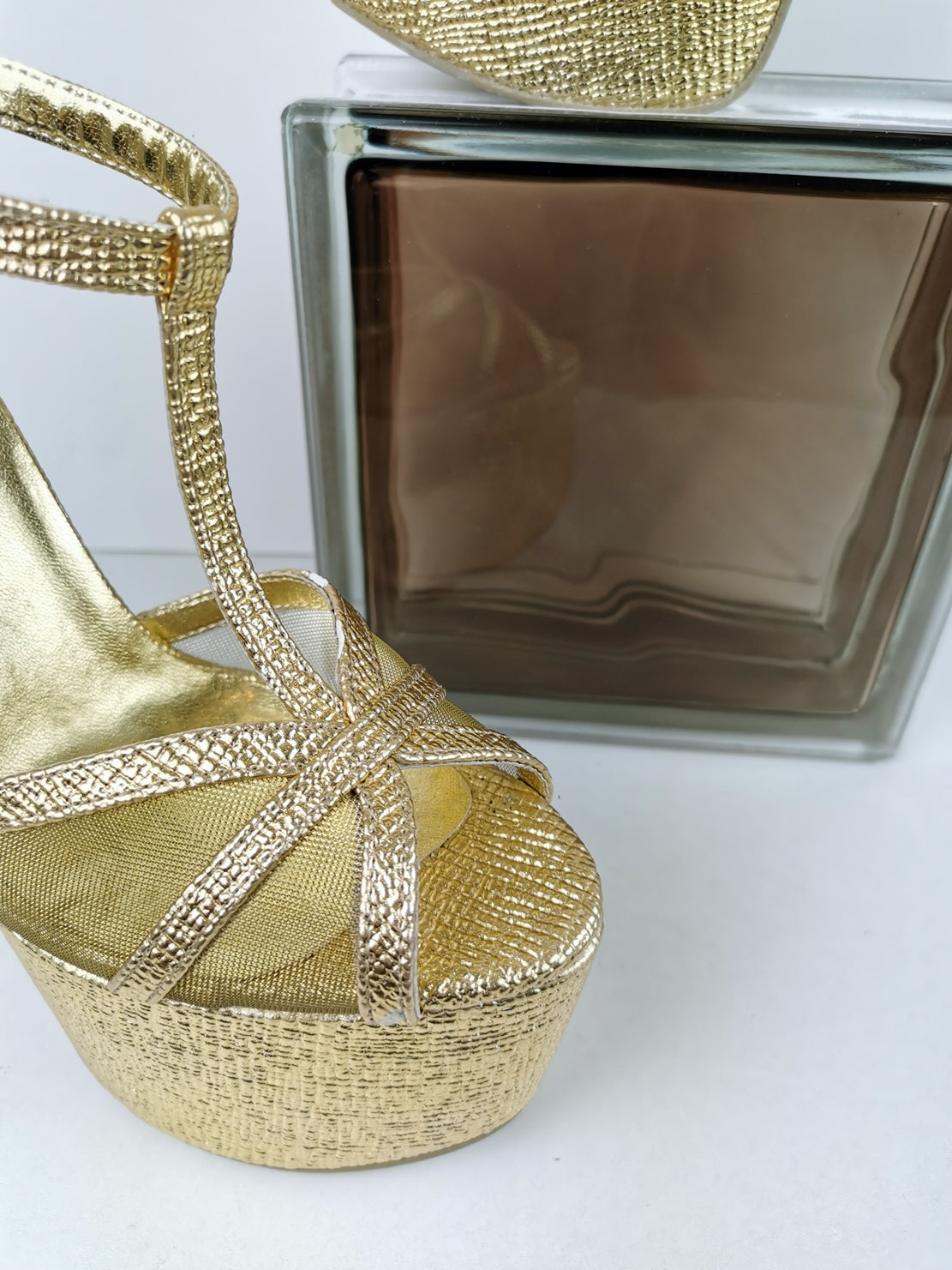 Romantic T-Strap Golden Heels - Tajna Club