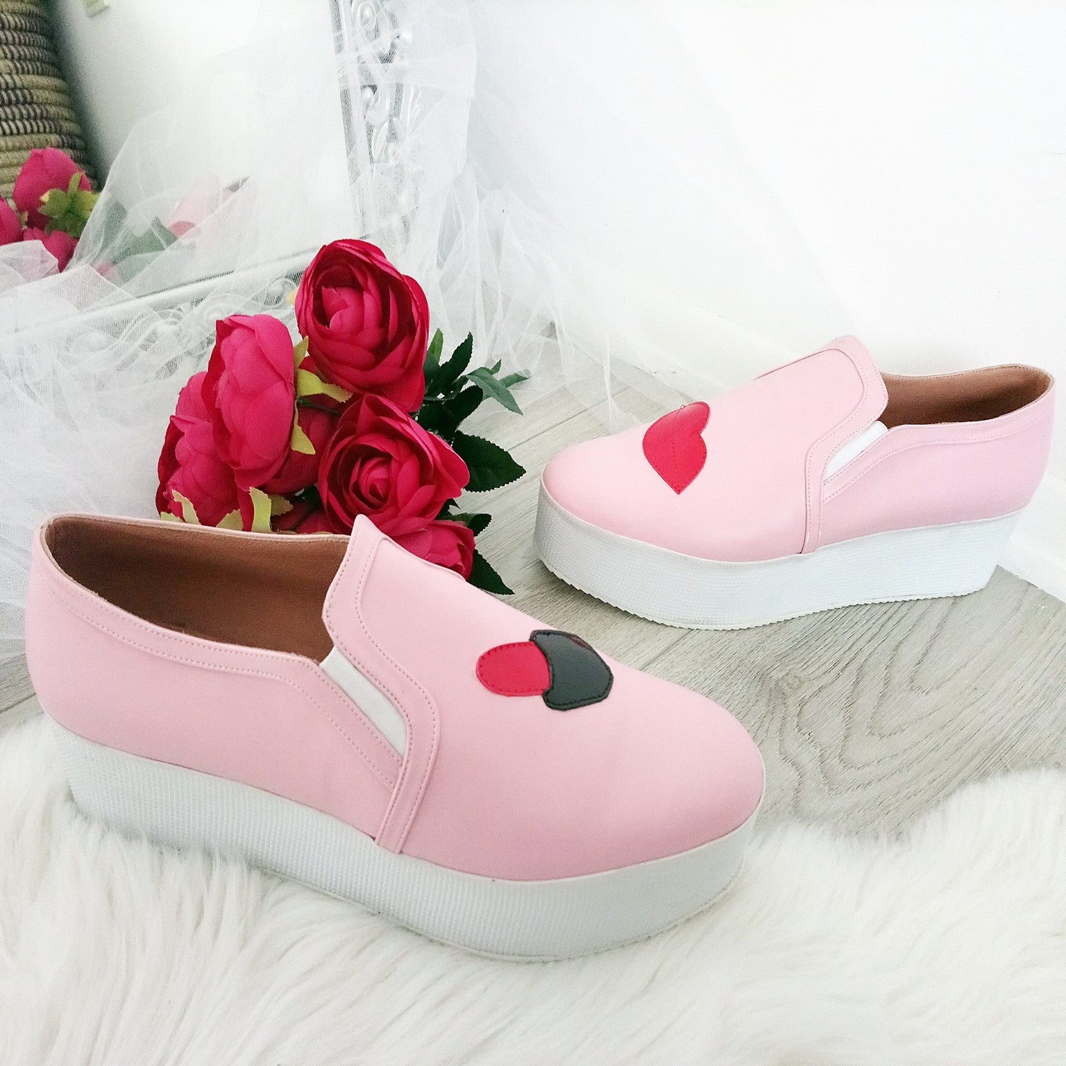 Pink Lip Wedge Sneakers - Tajna Club