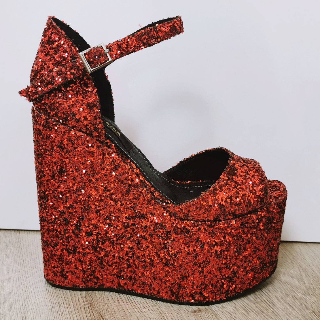 Dark fashion red wedges