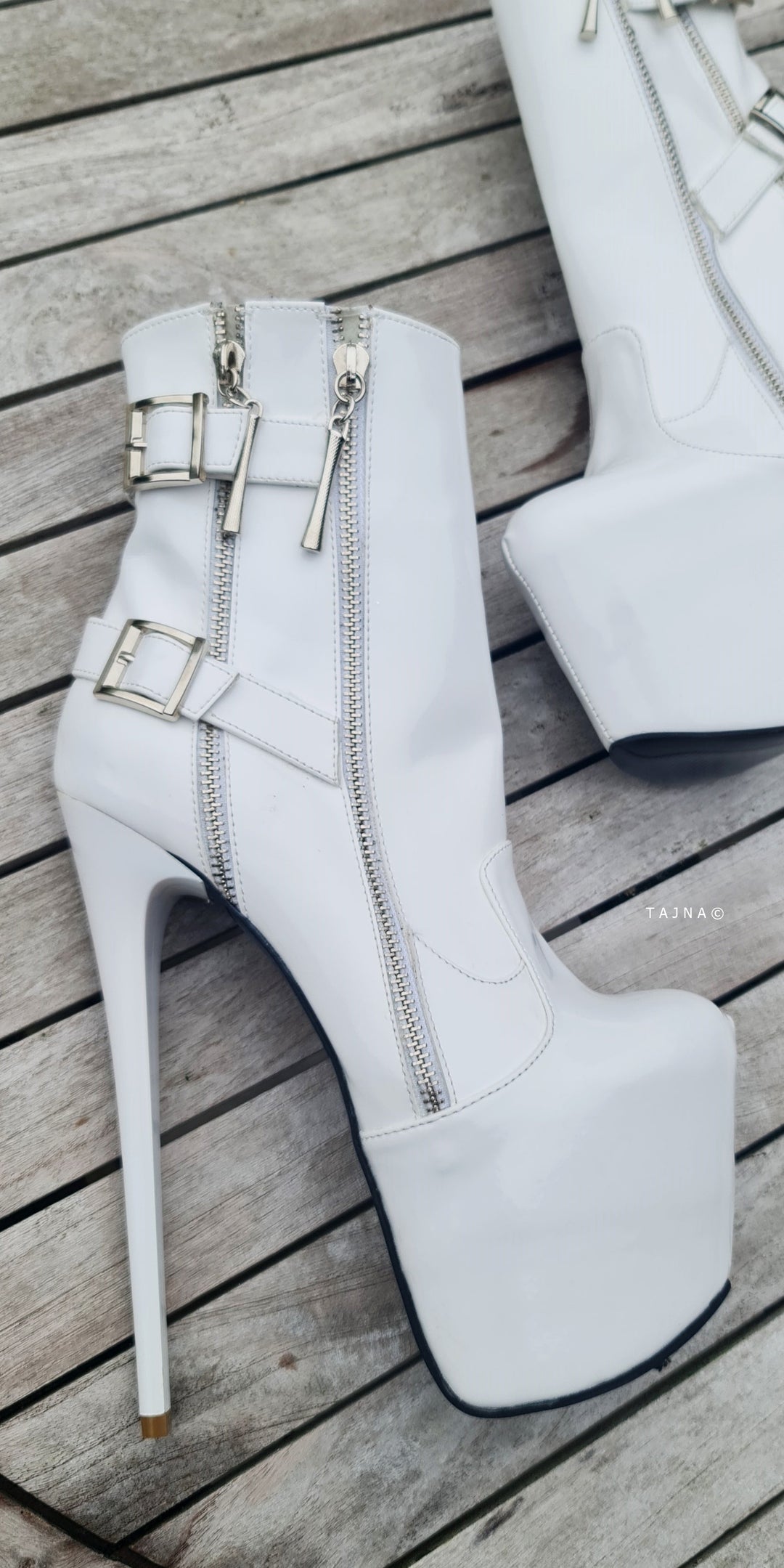 white-gloss-high-heel-bondage-boots-tajna-club-metal_